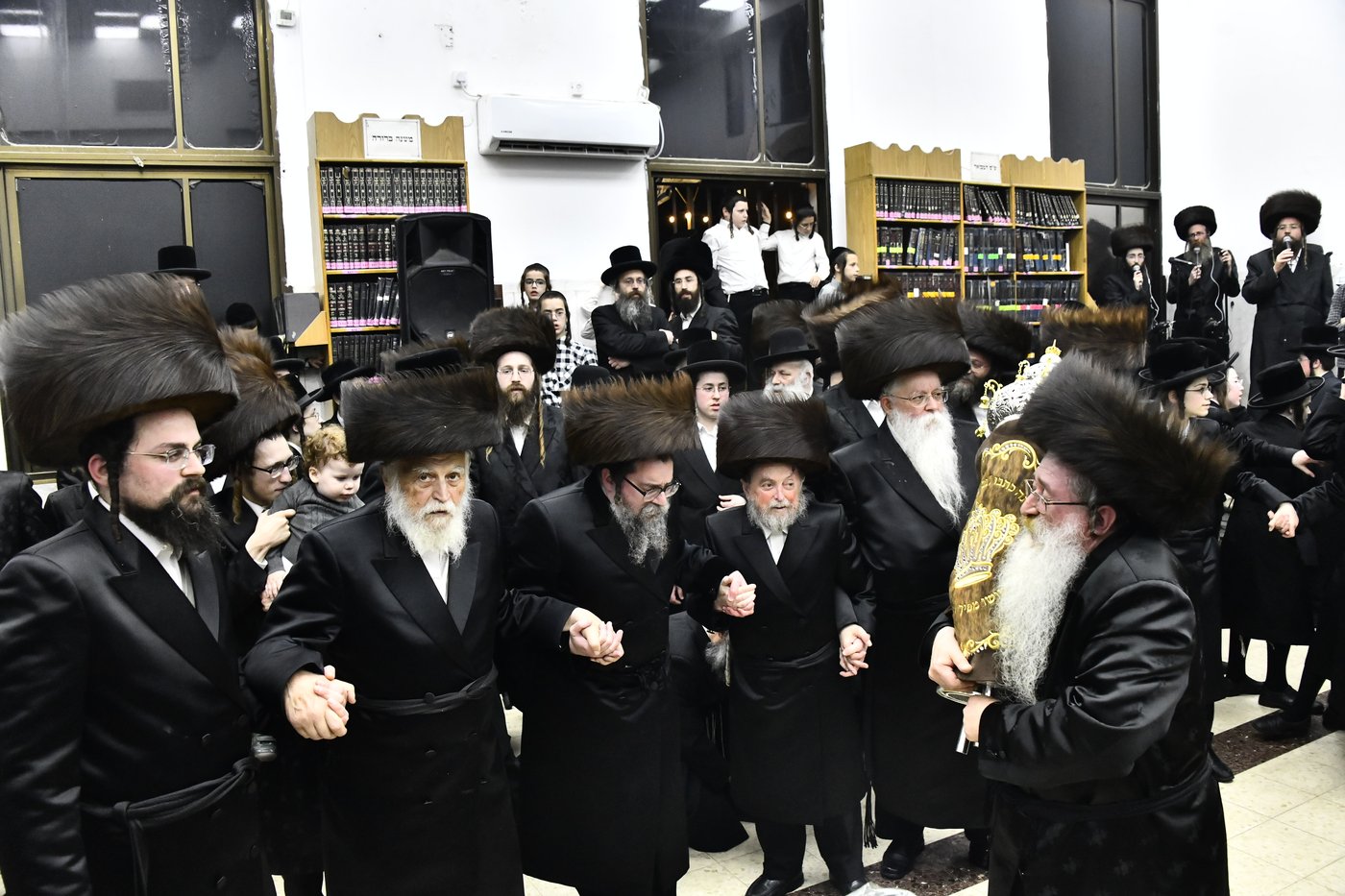 הכנסת ספר תורה לביהמ"ד סקולען בב"ב