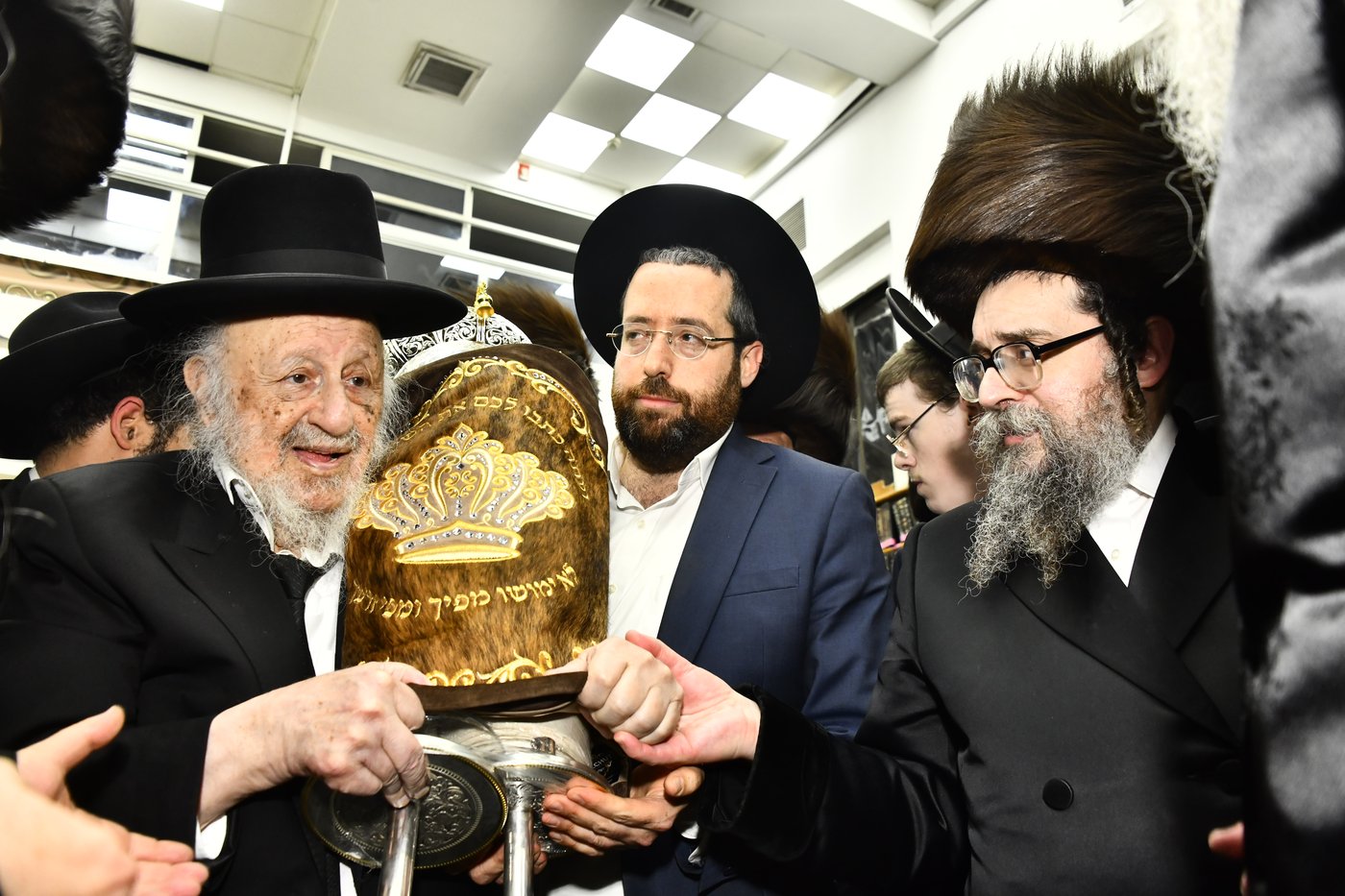 הכנסת ספר תורה לביהמ"ד סקולען בב"ב