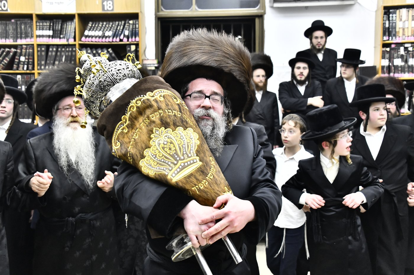 הכנסת ספר תורה לביהמ"ד סקולען בב"ב