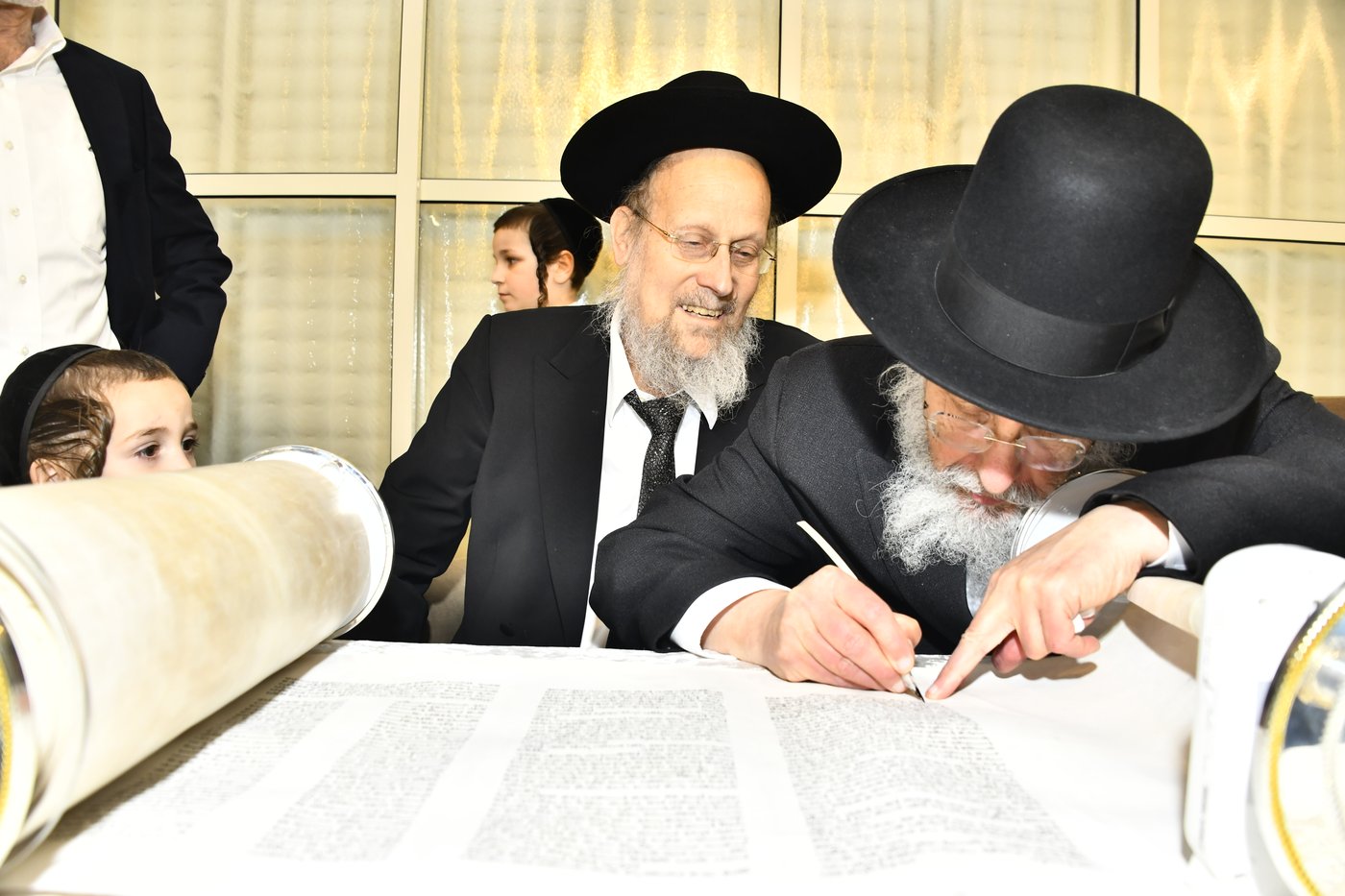 הכנסת ספר תורה לביהמ"ד סקולען בב"ב