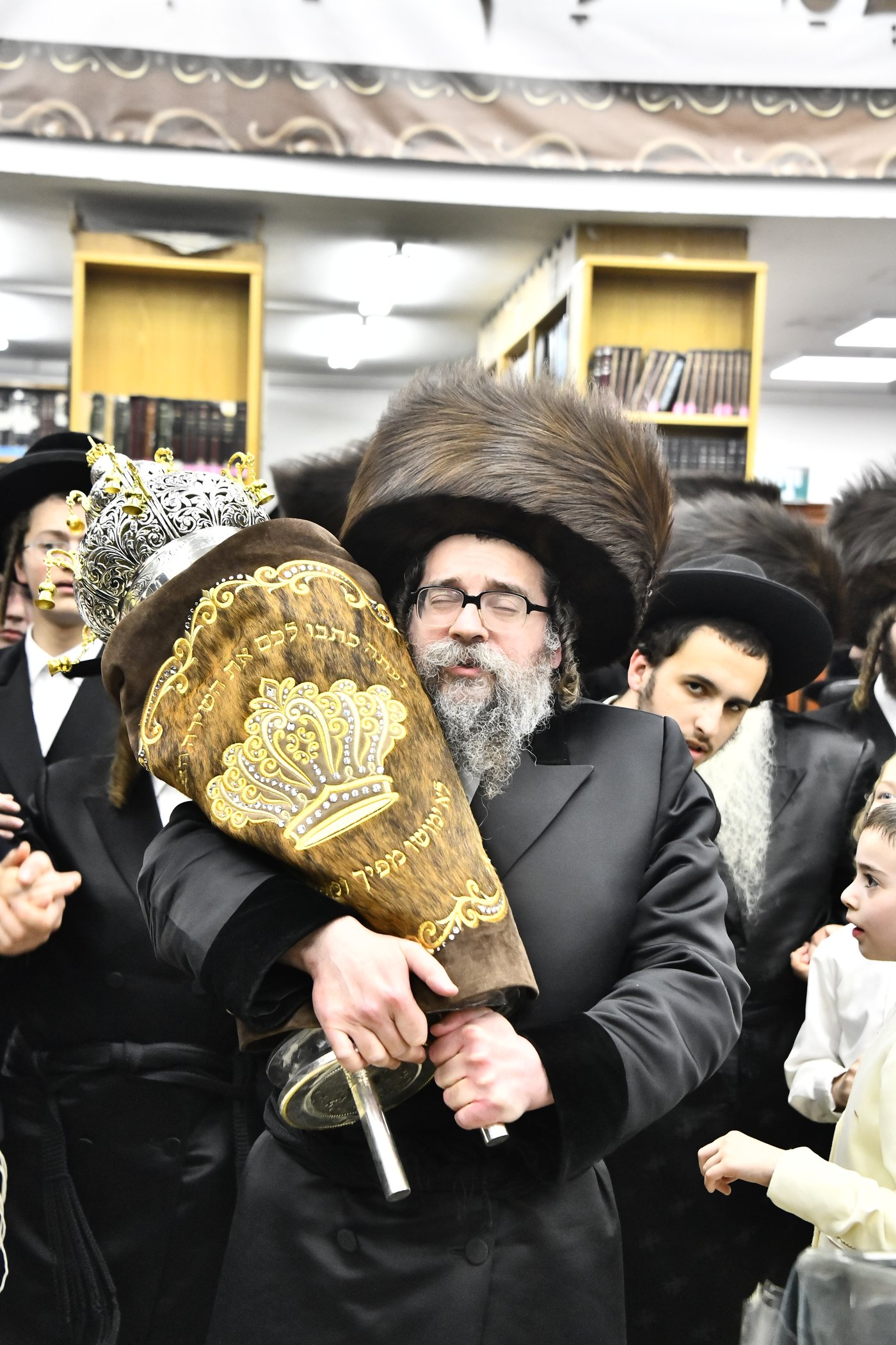 הכנסת ספר תורה לביהמ"ד סקולען בב"ב