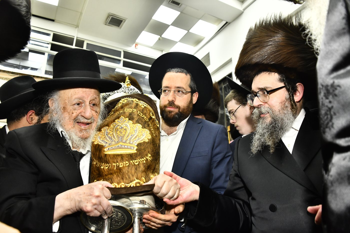 הכנסת ספר תורה לביהמ"ד סקולען בב"ב