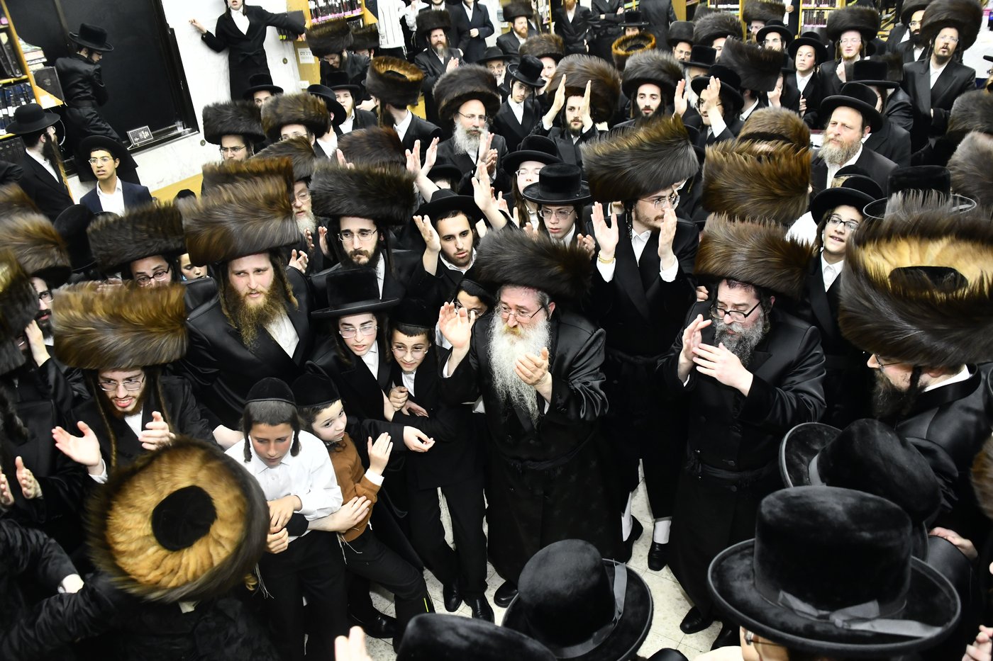 הכנסת ספר תורה לביהמ"ד סקולען בב"ב