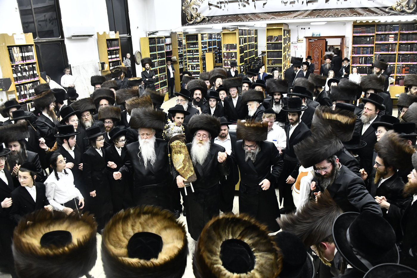 הכנסת ספר תורה לביהמ"ד סקולען בב"ב