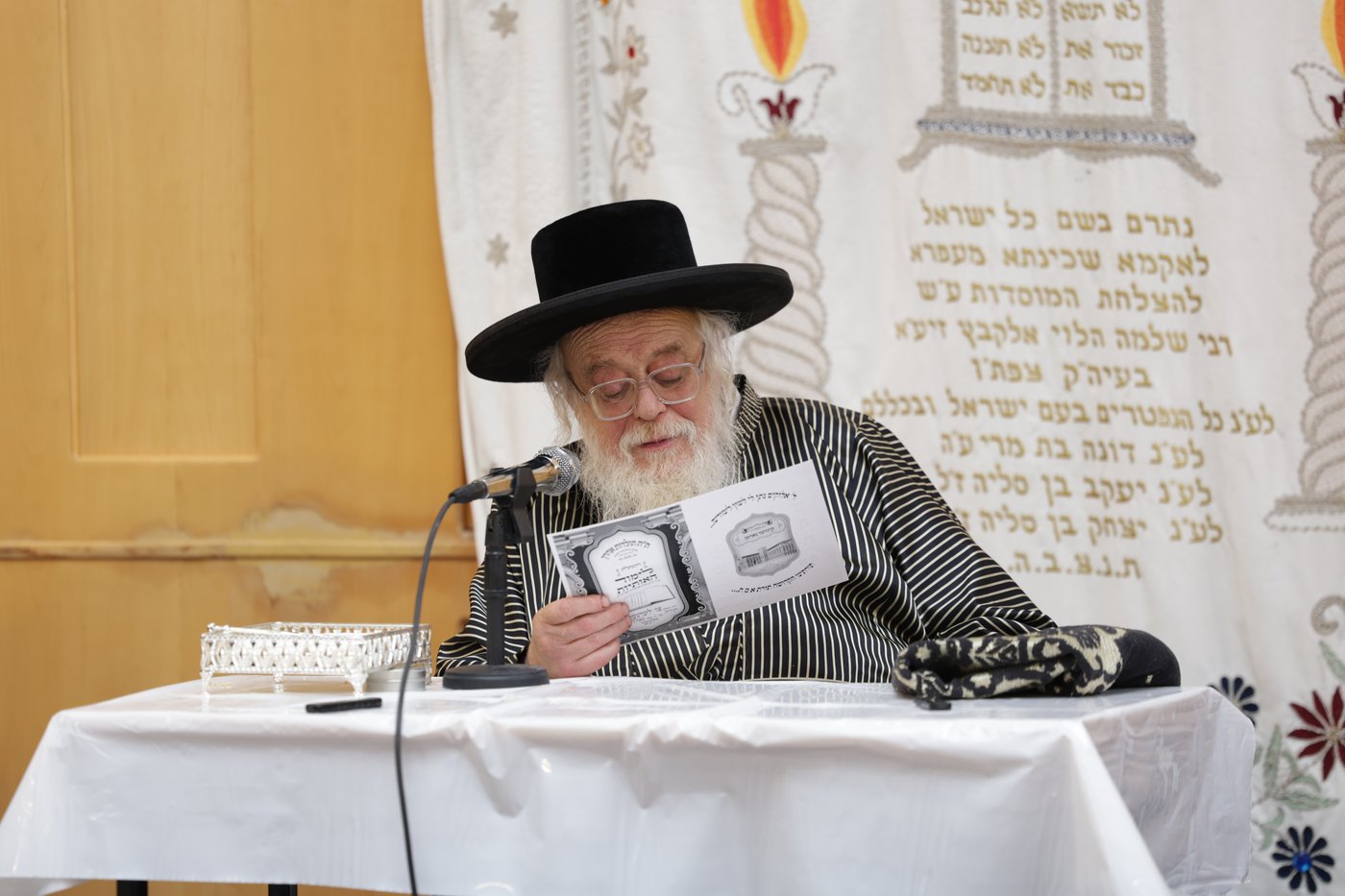 האדמו"ר מתולדות אהרן בלימוד א' ב' עם ילדי החסידות בצפת