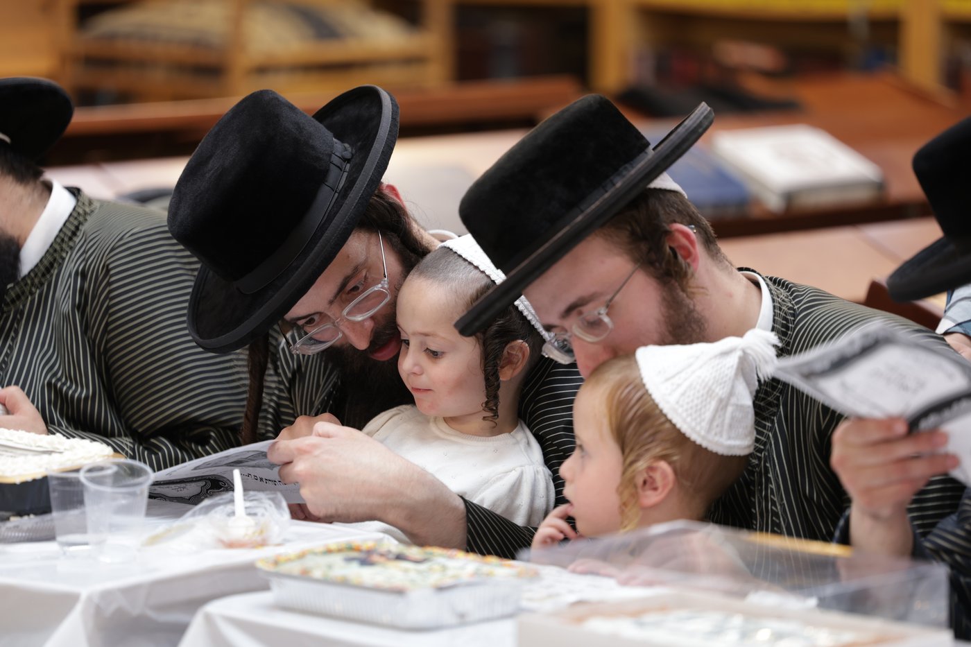 האדמו"ר מתולדות אהרן בלימוד א' ב' עם ילדי החסידות בצפת
