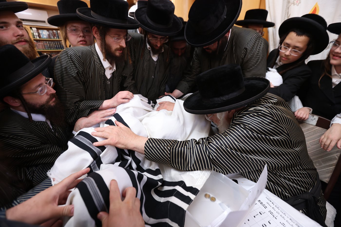 האדמו"ר מתולדות אהרן בלימוד א' ב' עם ילדי החסידות בצפת