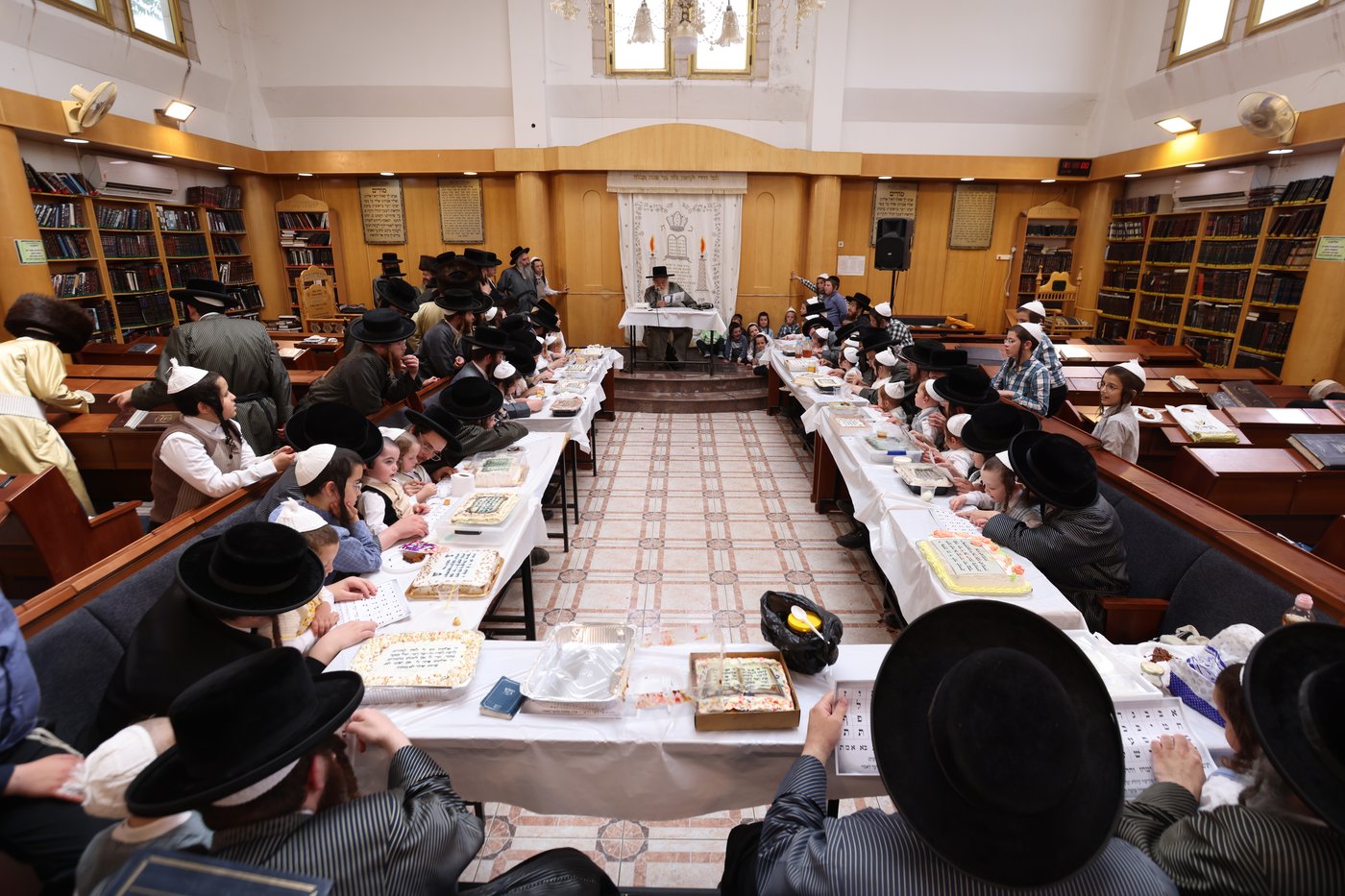 האדמו"ר מתולדות אהרן בלימוד א' ב' עם ילדי החסידות בצפת