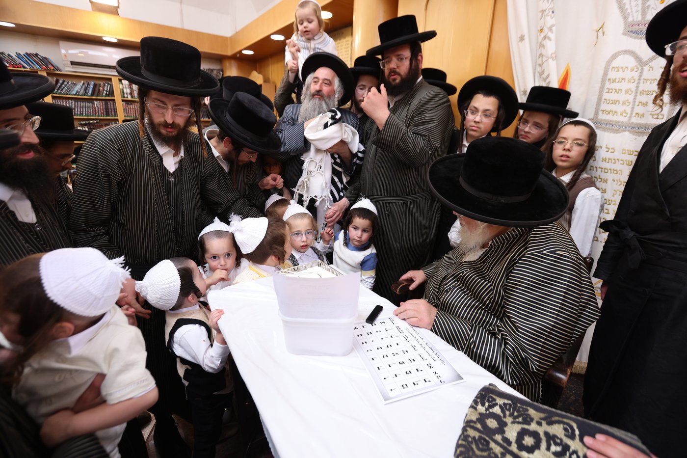 האדמו"ר מתולדות אהרן בלימוד א' ב' עם ילדי החסידות בצפת