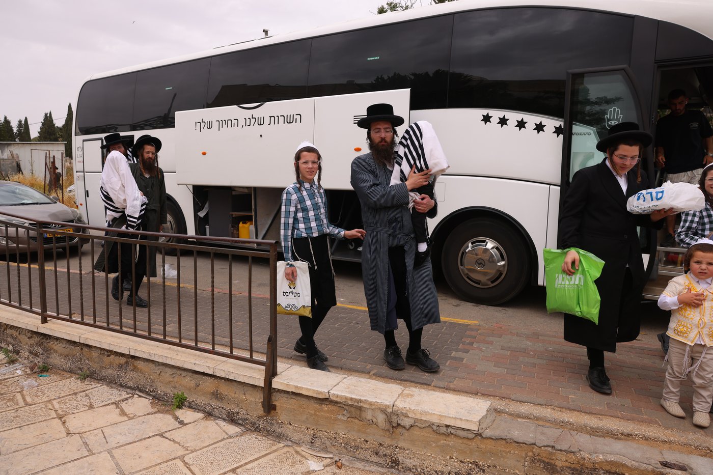 האדמו"ר מתולדות אהרן בלימוד א' ב' עם ילדי החסידות בצפת