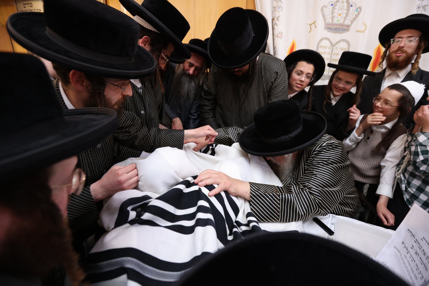 האדמו"ר מתולדות אהרן בלימוד א' ב' עם ילדי החסידות בצפת
