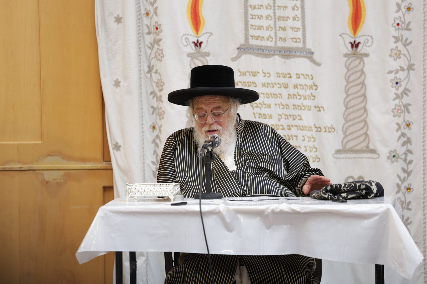 האדמו"ר מתולדות אהרן בלימוד א' ב' עם ילדי החסידות בצפת