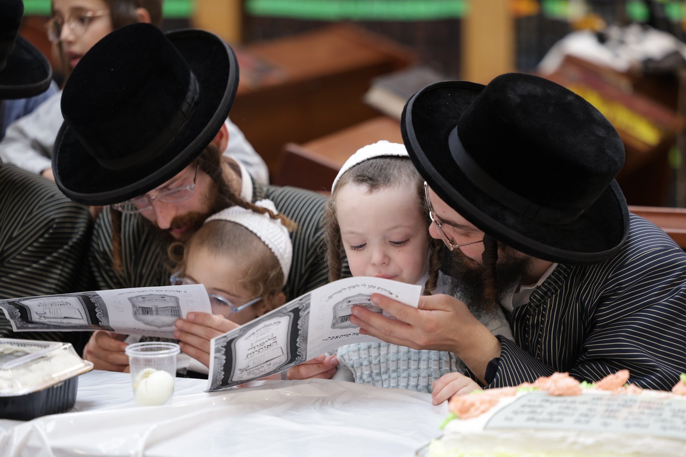 האדמו"ר מתולדות אהרן בלימוד א' ב' עם ילדי החסידות בצפת