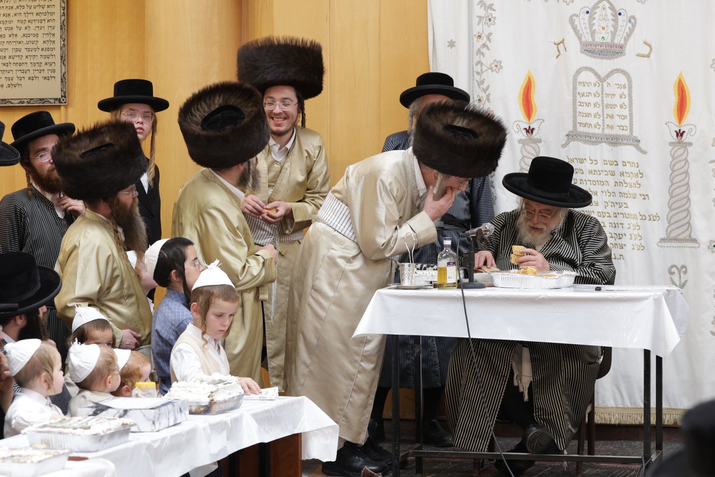 האדמו"ר מתולדות אהרן בלימוד א' ב' עם ילדי החסידות בצפת
