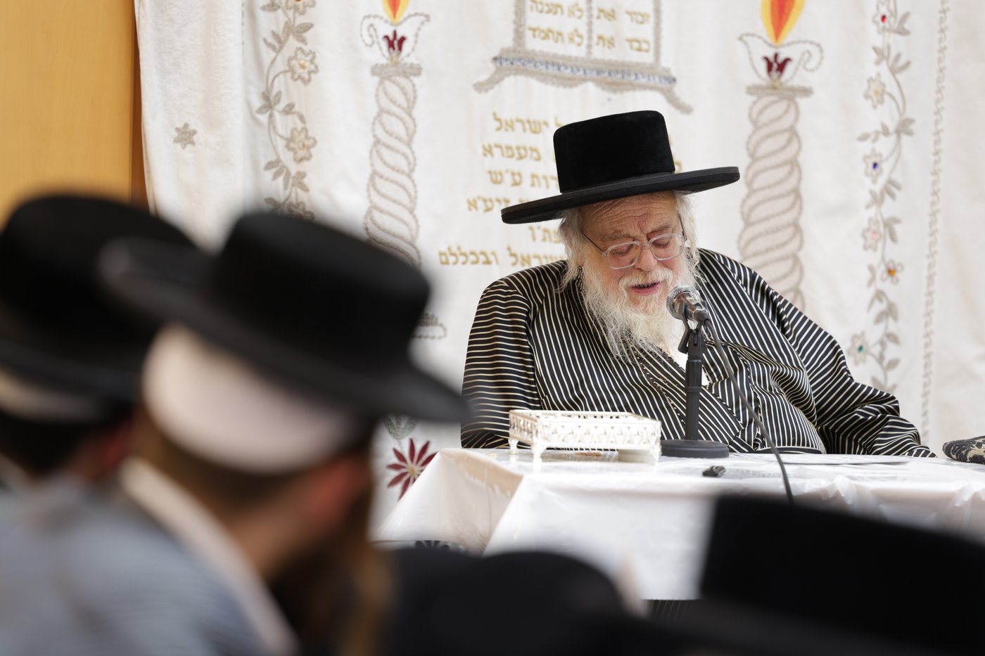 האדמו"ר מתולדות אהרן בלימוד א' ב' עם ילדי החסידות בצפת
