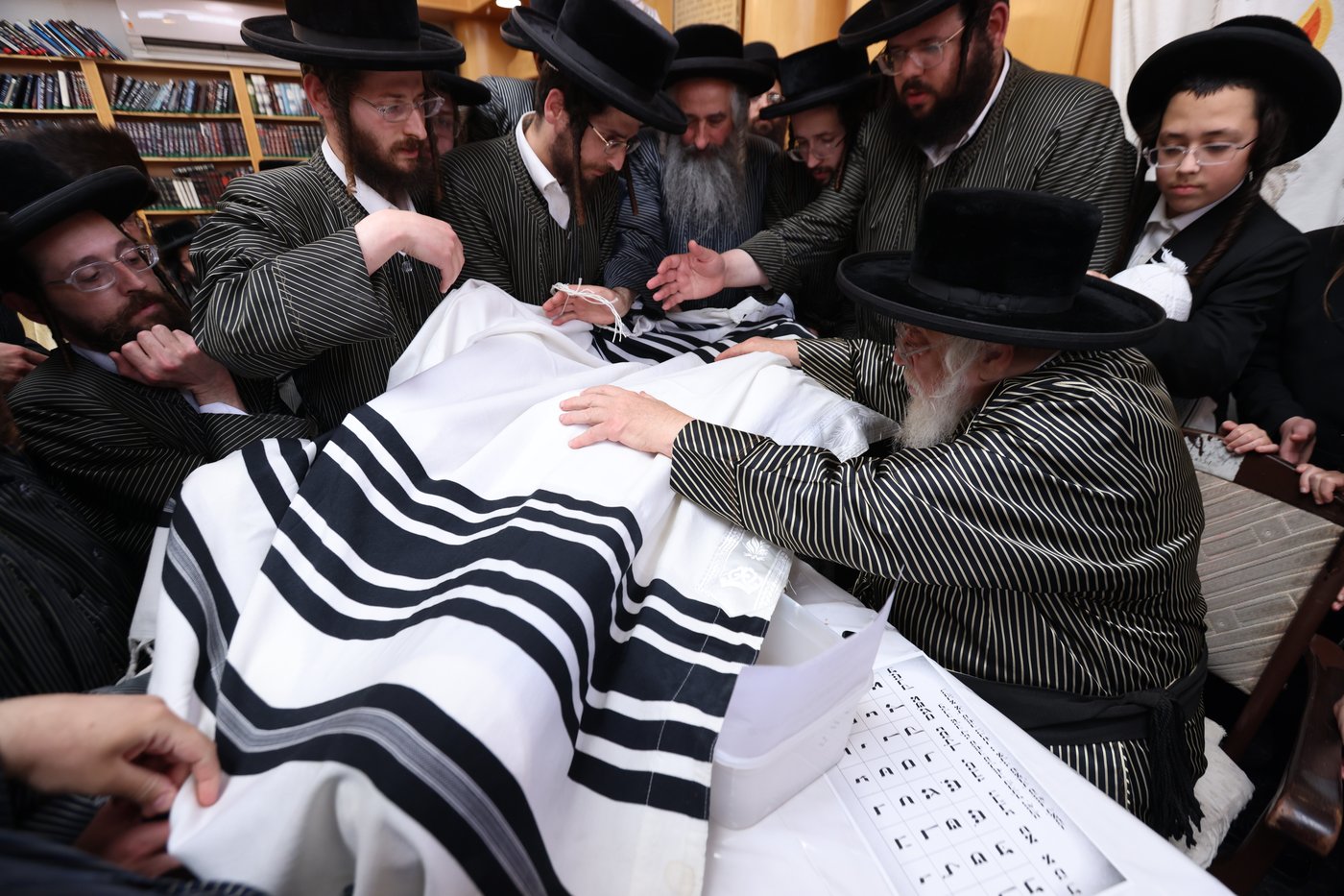 האדמו"ר מתולדות אהרן בלימוד א' ב' עם ילדי החסידות בצפת