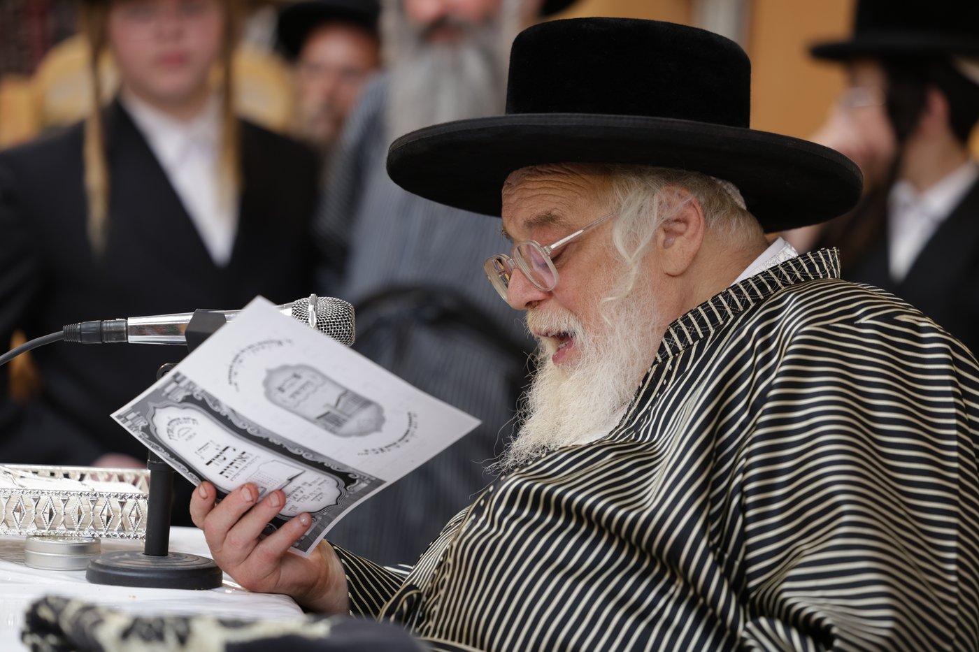 האדמו"ר מתולדות אהרן בלימוד א' ב' עם ילדי החסידות בצפת