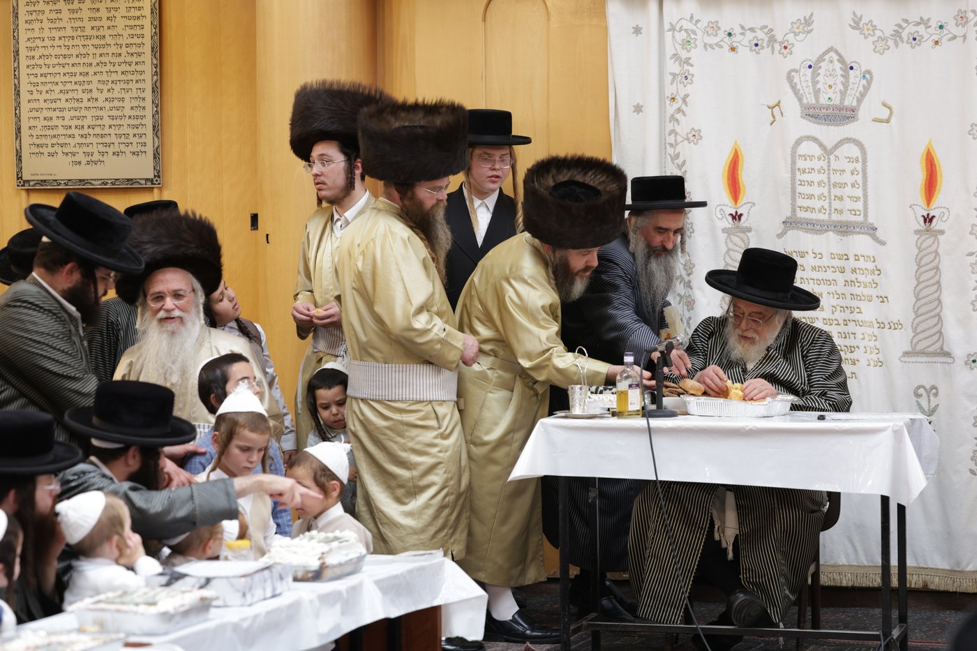 האדמו"ר מתולדות אהרן בלימוד א' ב' עם ילדי החסידות בצפת