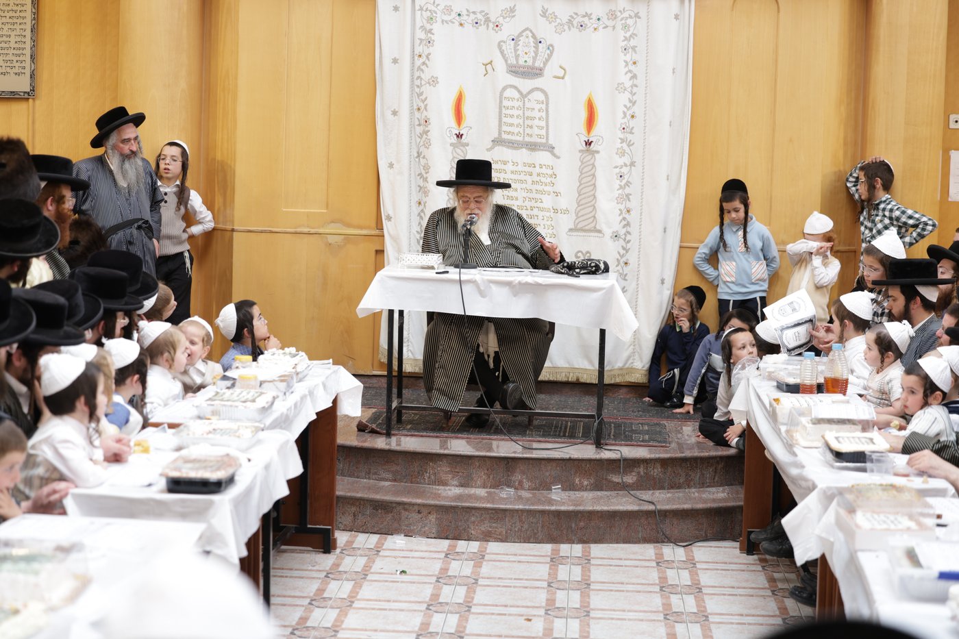 האדמו"ר מתולדות אהרן בלימוד א' ב' עם ילדי החסידות בצפת