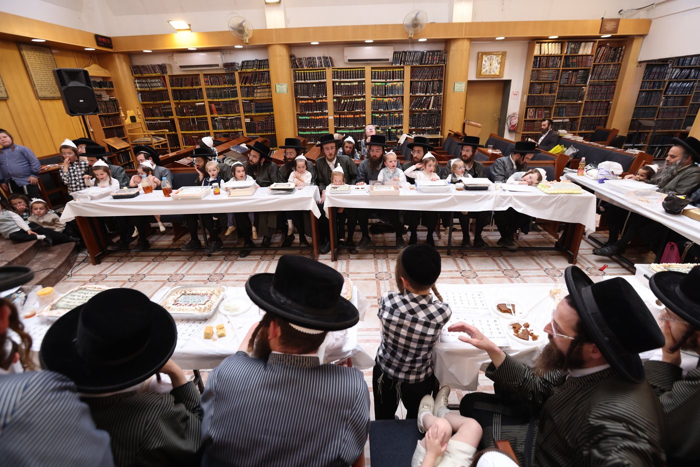 האדמו"ר מתולדות אהרן בלימוד א' ב' עם ילדי החסידות בצפת