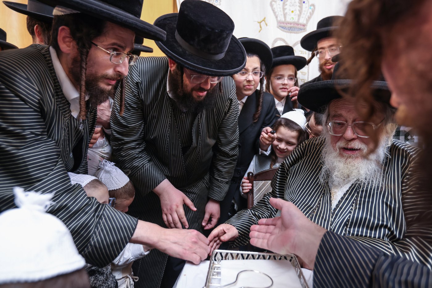 האדמו"ר מתולדות אהרן בלימוד א' ב' עם ילדי החסידות בצפת