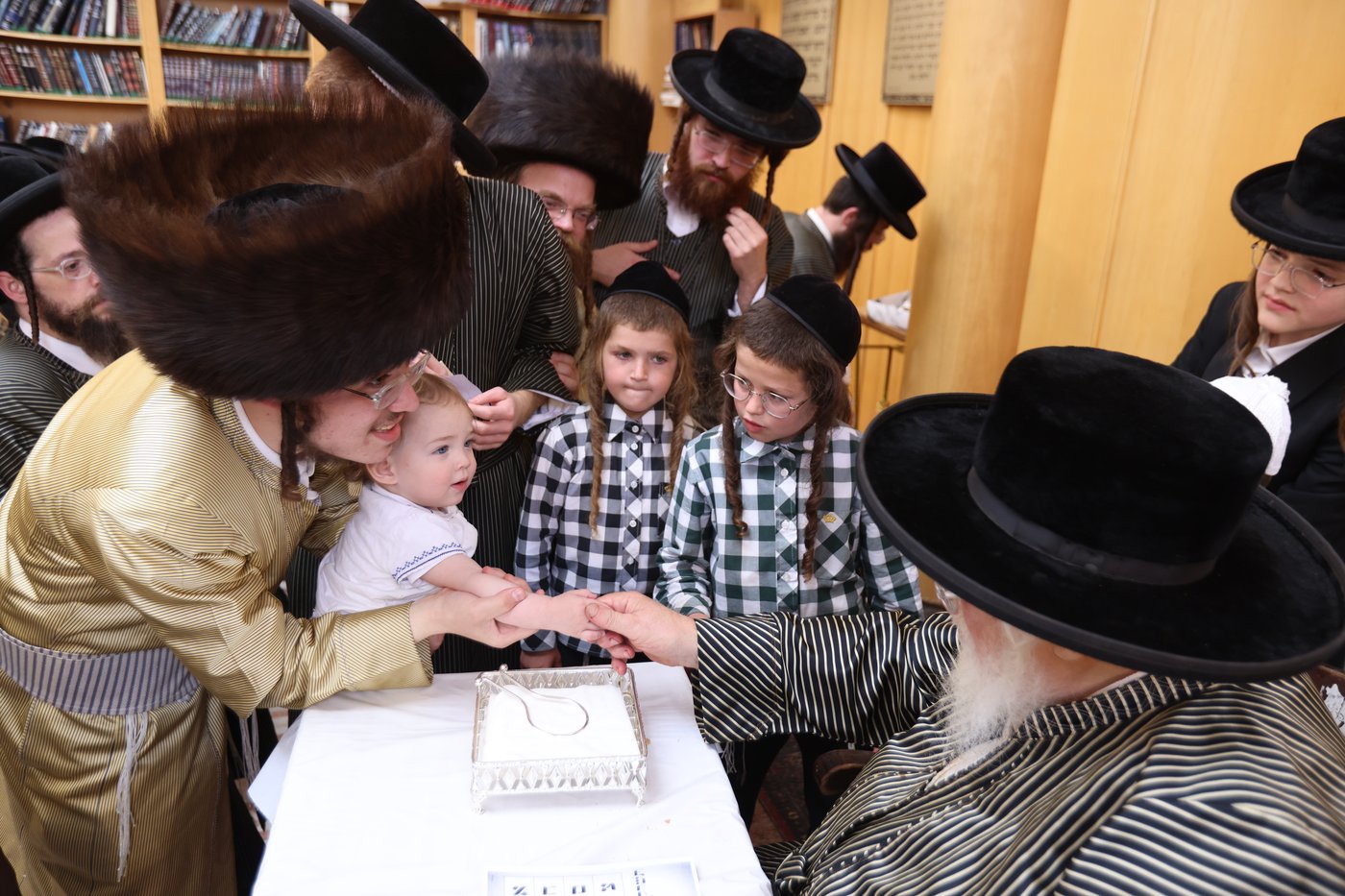 האדמו"ר מתולדות אהרן בלימוד א' ב' עם ילדי החסידות בצפת