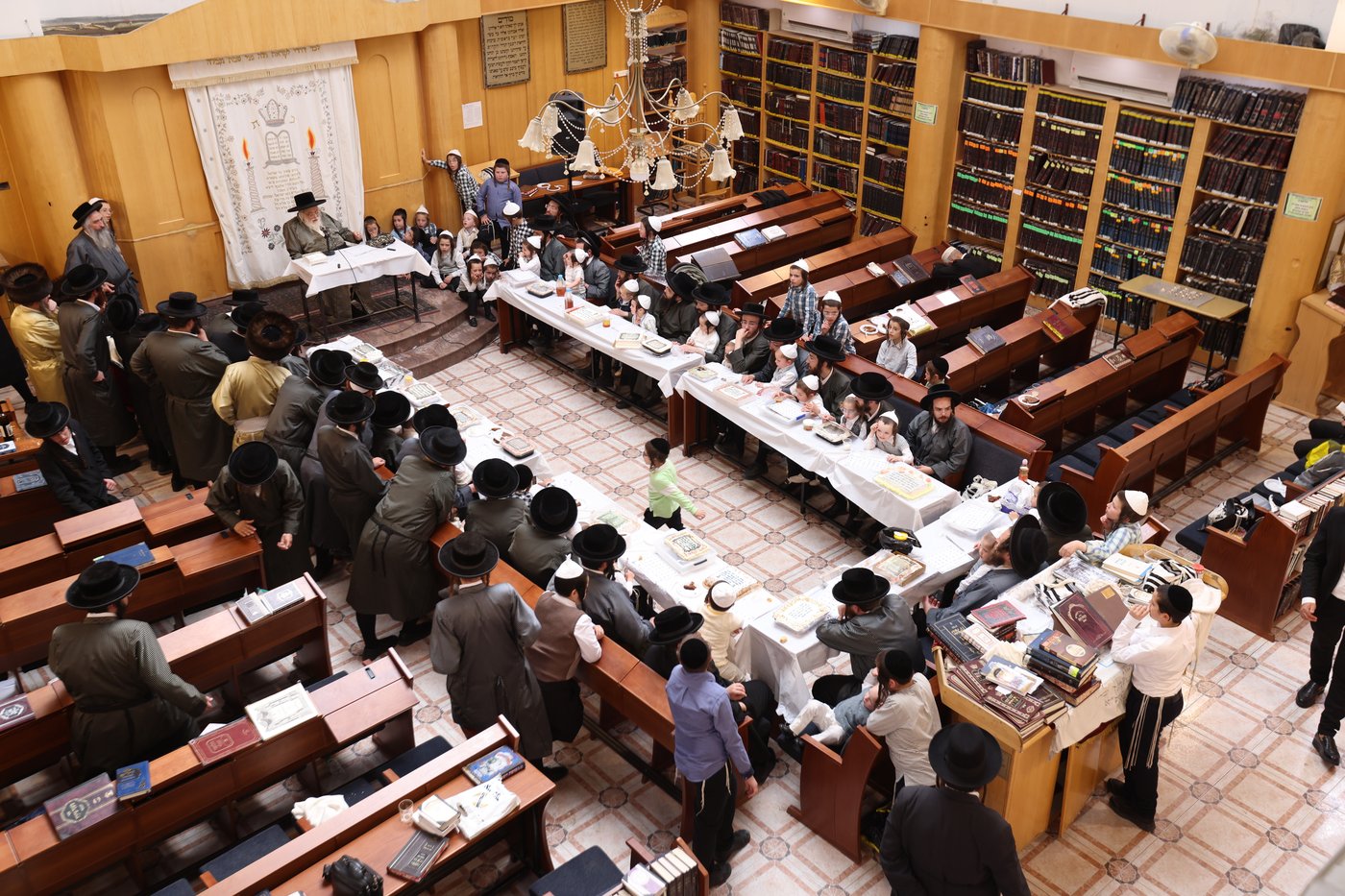 האדמו"ר מתולדות אהרן בלימוד א' ב' עם ילדי החסידות בצפת