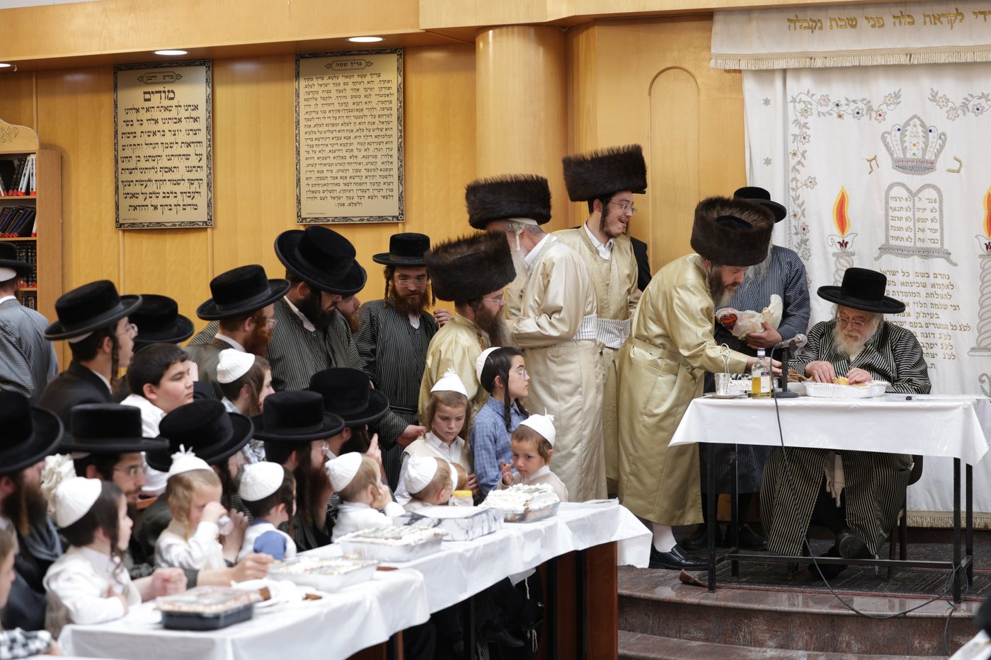 האדמו"ר מתולדות אהרן בלימוד א' ב' עם ילדי החסידות בצפת