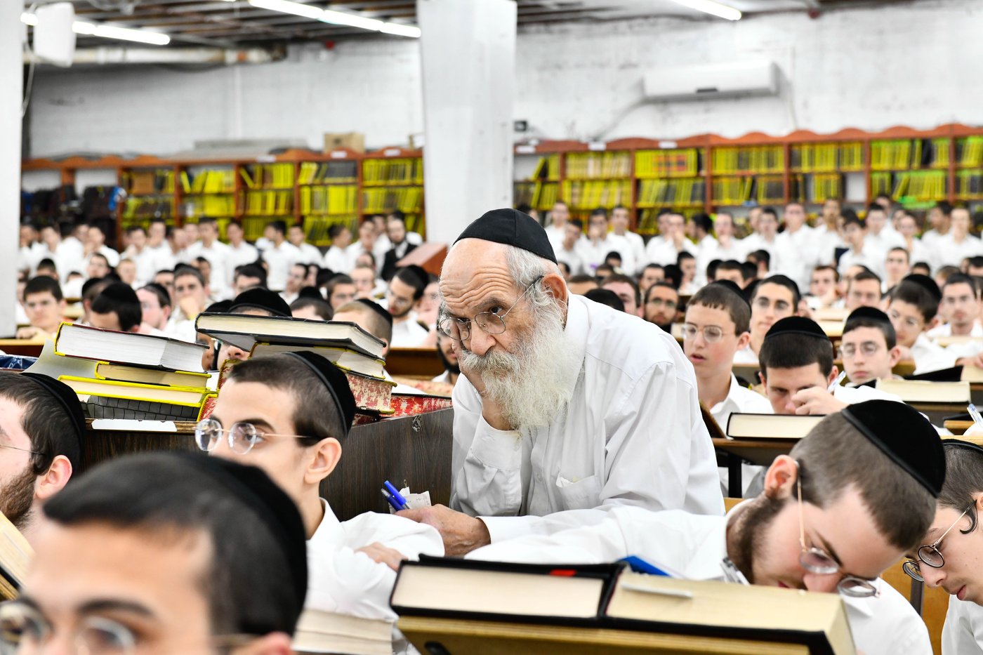הגאון רבי חיים ברמן ה'מתמיד' של הישיבה