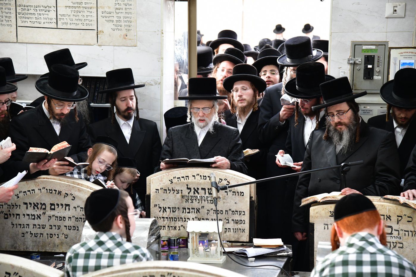 האדמו"ר מסערט ויז'ניץ בתפילה בבית העלמין בב"ב