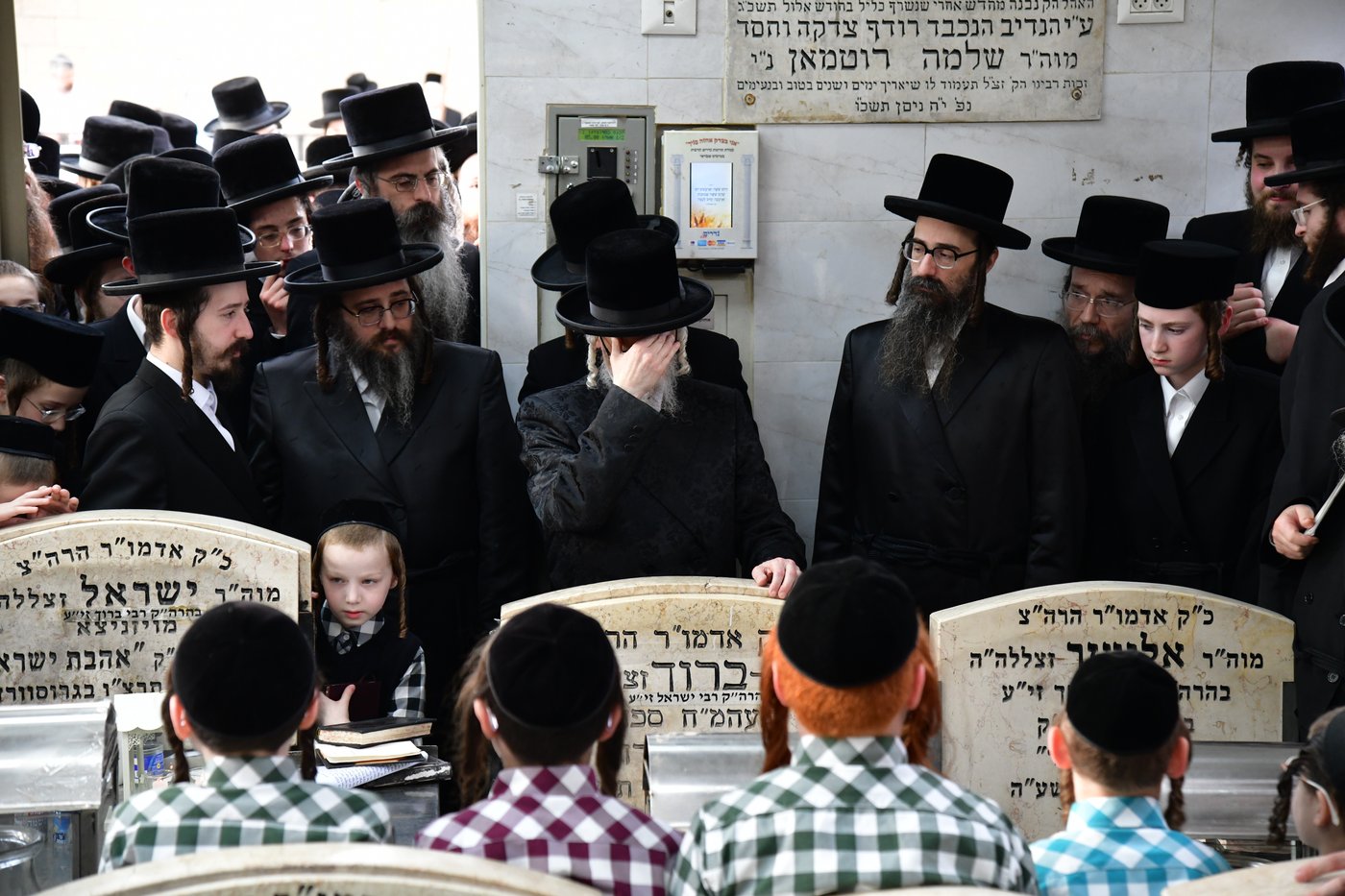 האדמו"ר מסערט ויז'ניץ בתפילה בבית העלמין בב"ב