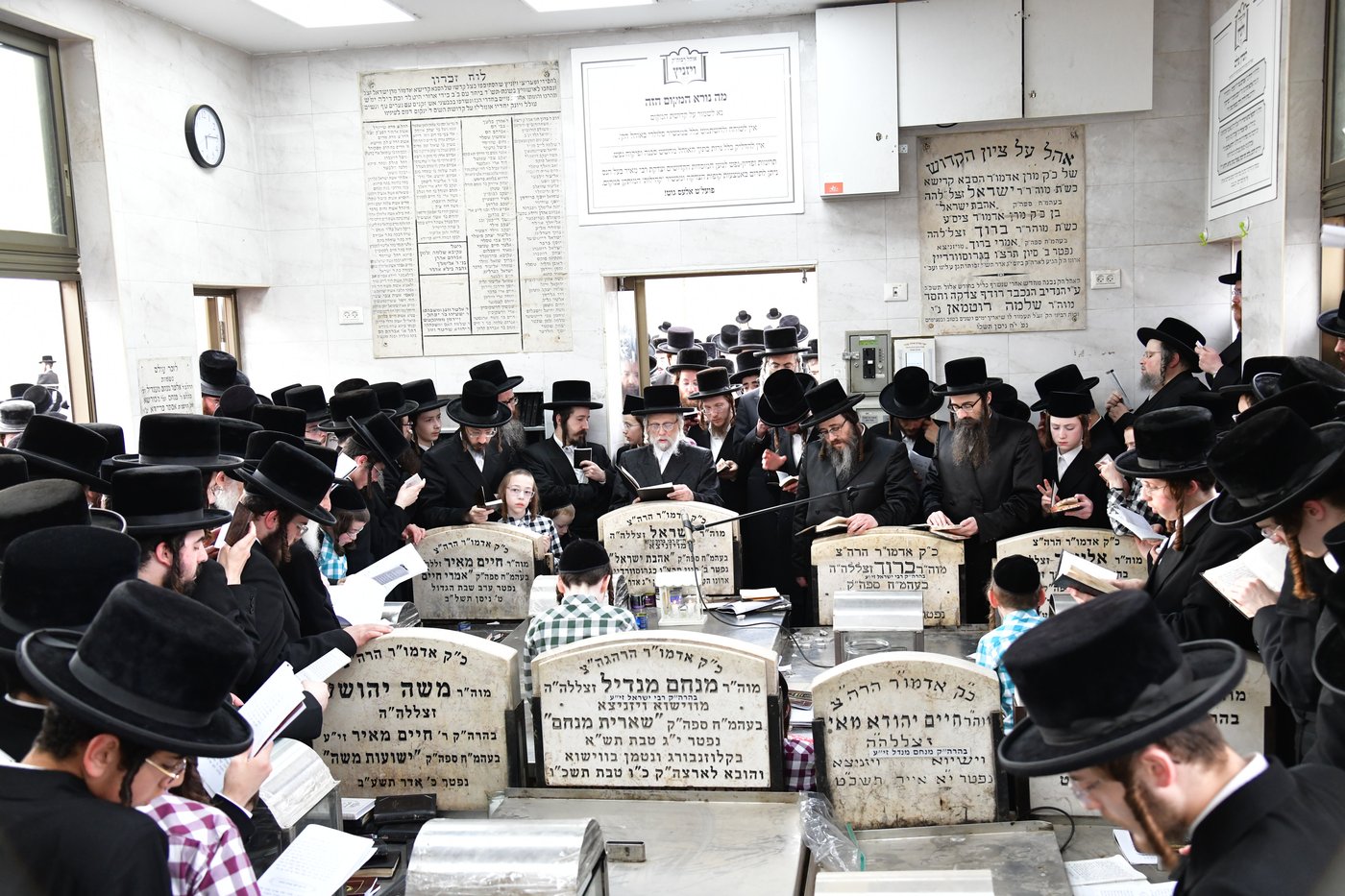 האדמו"ר מסערט ויז'ניץ בתפילה בבית העלמין בב"ב