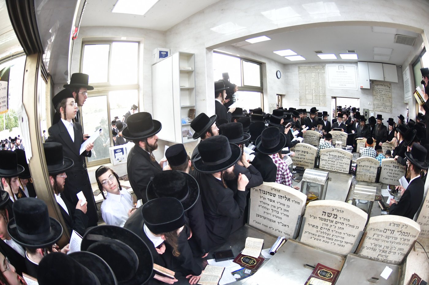 האדמו"ר מסערט ויז'ניץ בתפילה בבית העלמין בב"ב