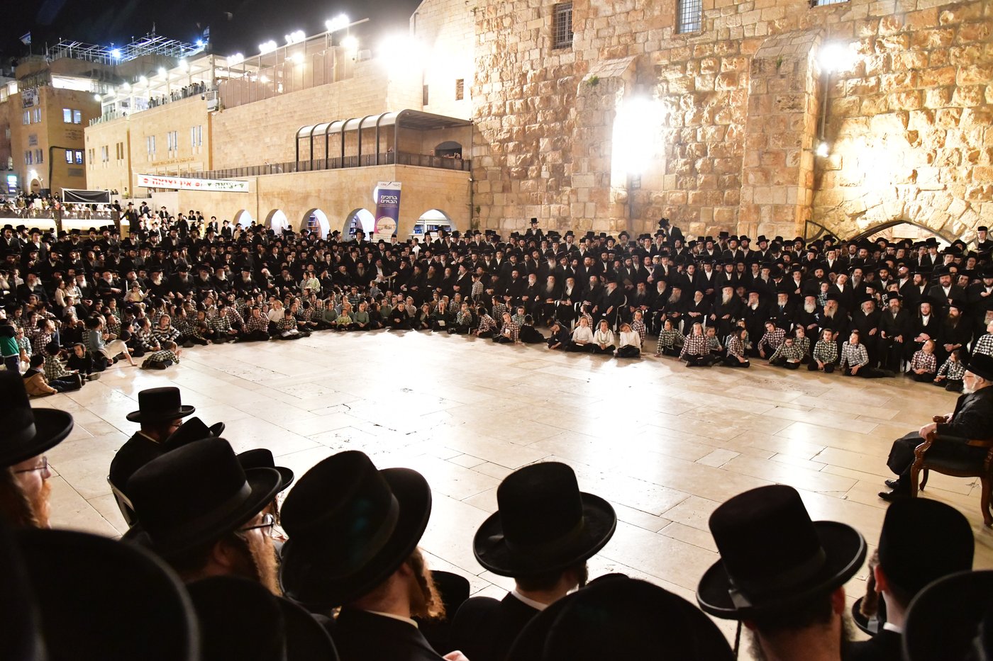 האדמו"ר מסערט ויז'ניץ בתפילה בכותל המערבי