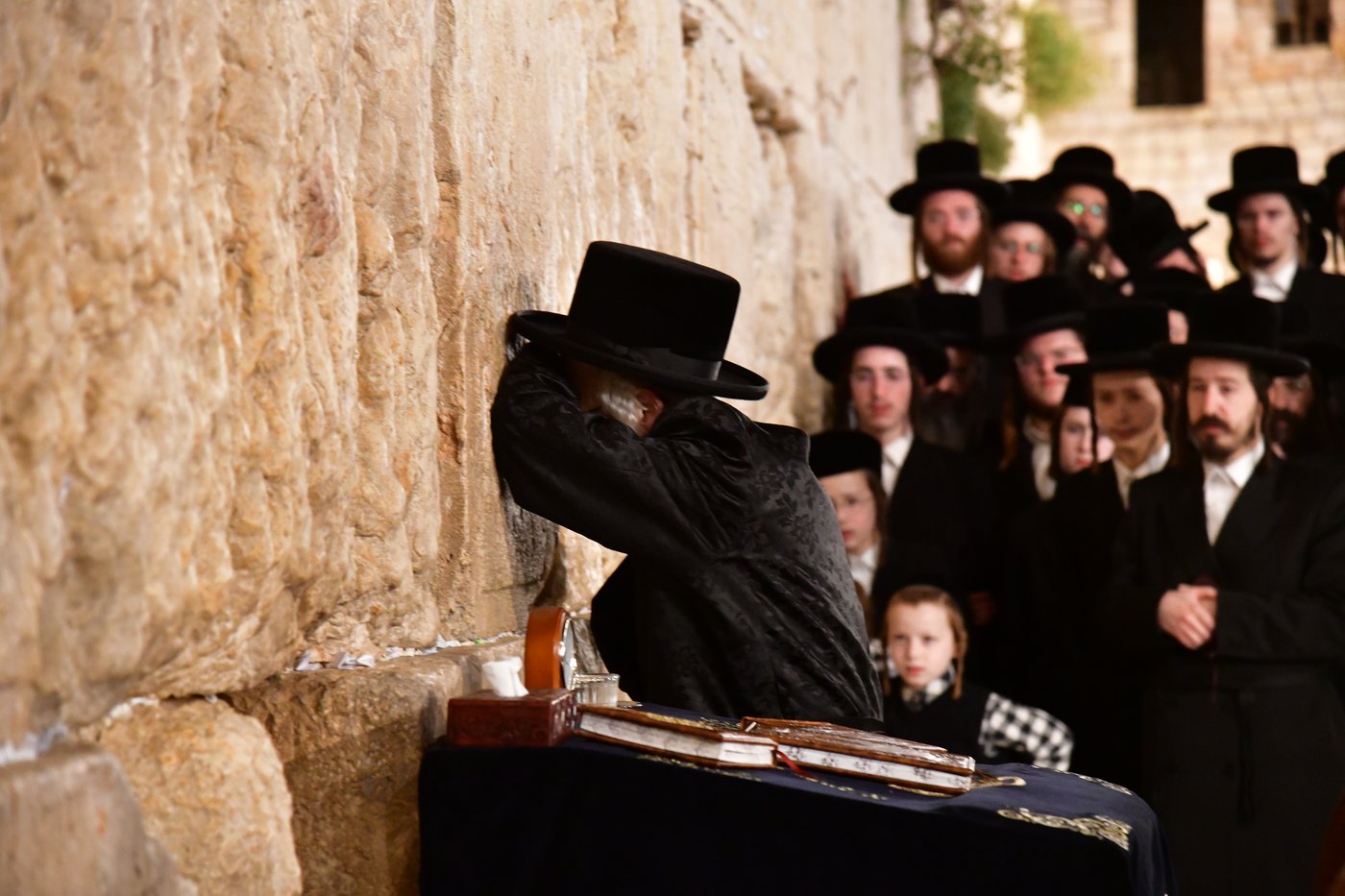 האדמו"ר מסערט ויז'ניץ בתפילה בכותל המערבי