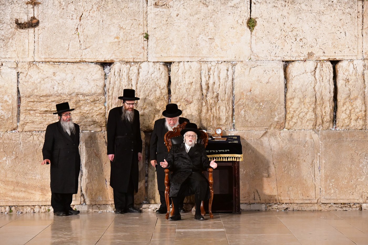 האדמו"ר מסערט ויז'ניץ בתפילה בכותל המערבי
