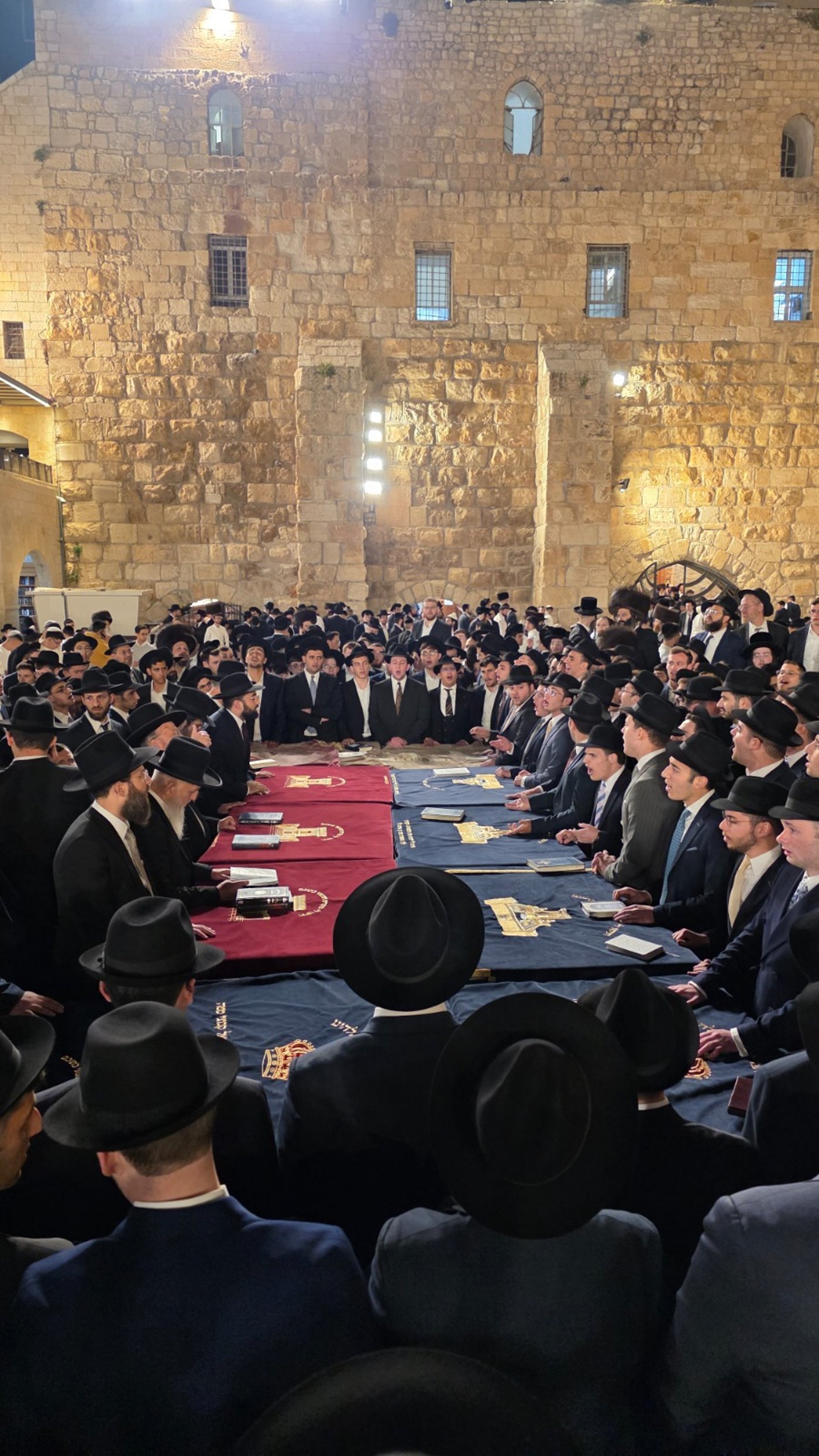 מוצאי שבועות בכותל המערבי