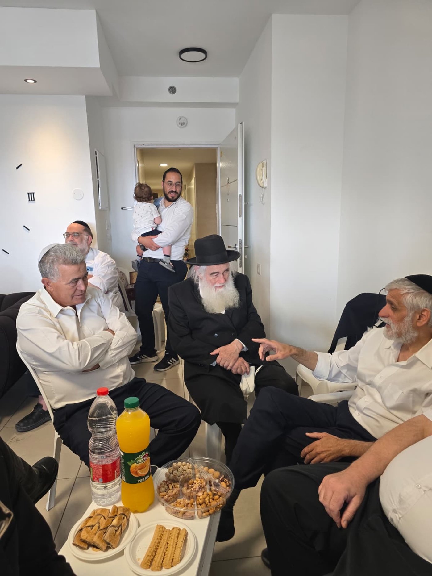 המנחמים אצל משפחת ישי