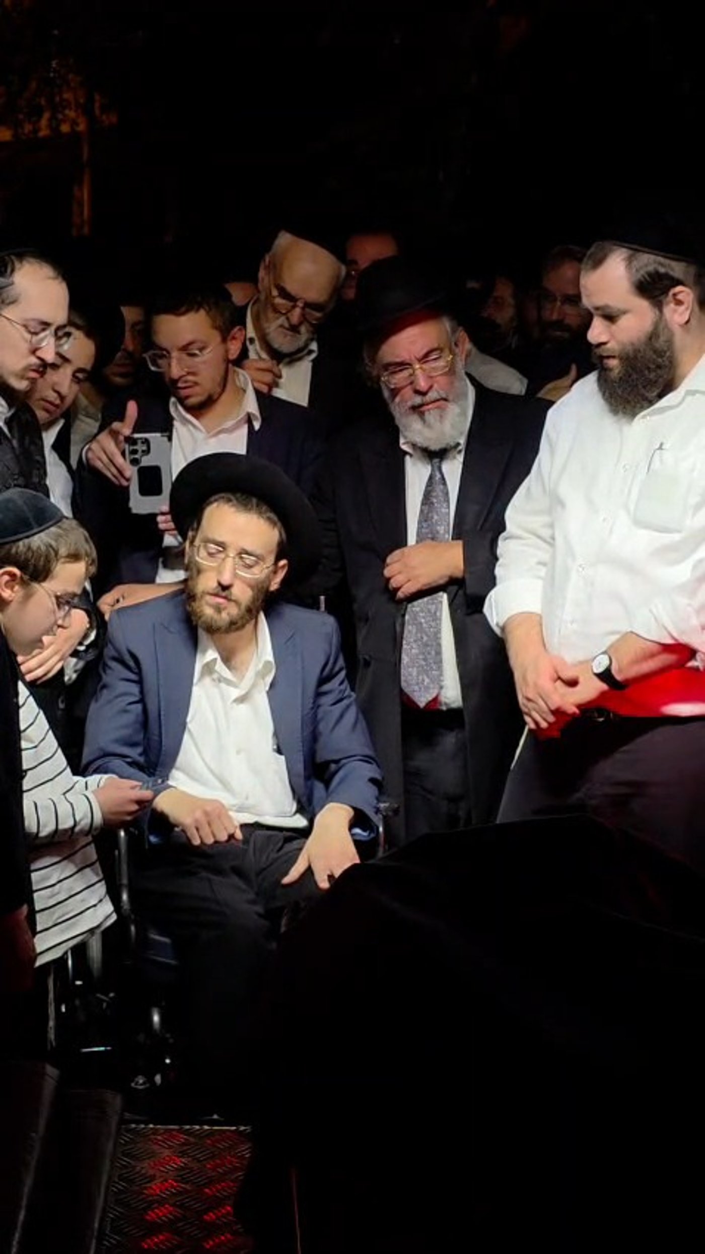 הבן היתום סופד לאמו ע"ה לצד אביו