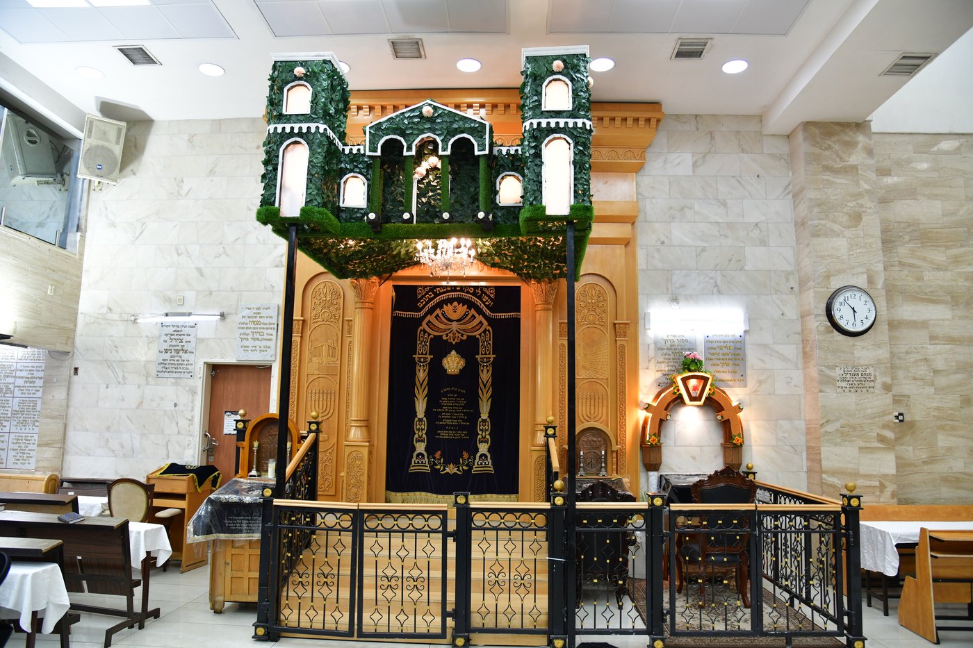 חג השבועות בחצה"ק סערט ויז'ניץ