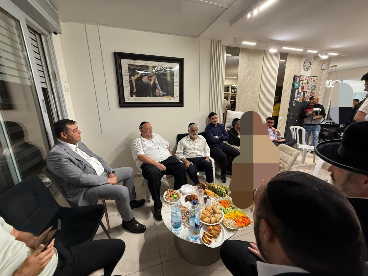 המנחמים אצל אלי ישי