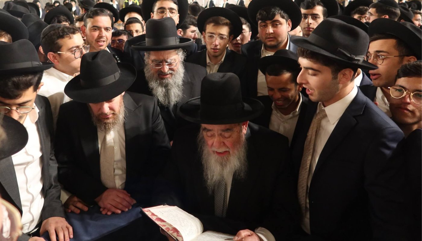 בחורי ישיבת מאור התורה בכותל