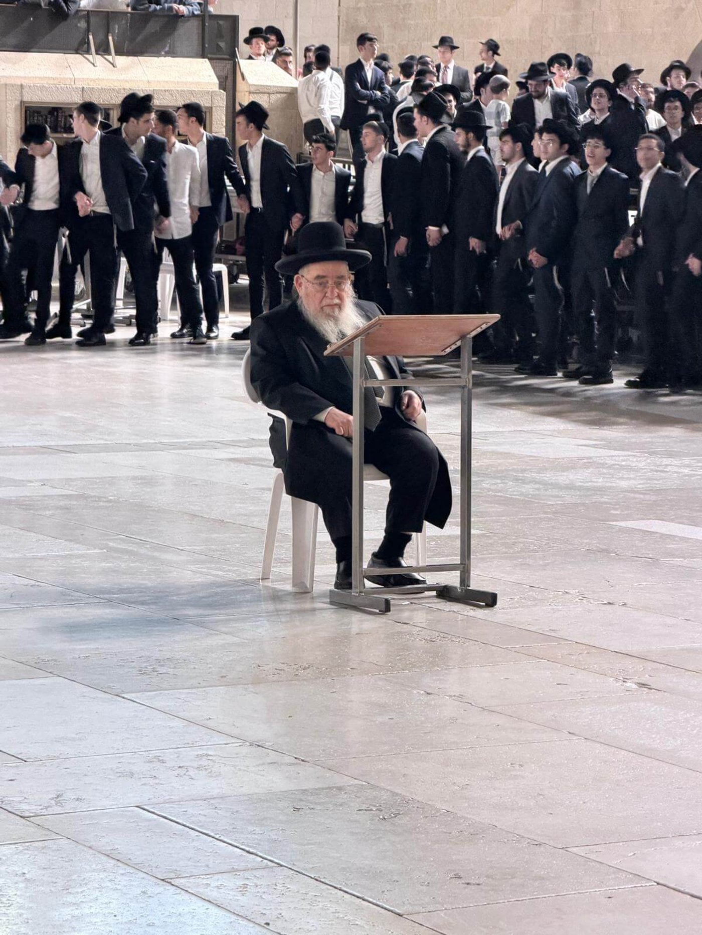 בחורי ישיבת מאור התורה בכותל