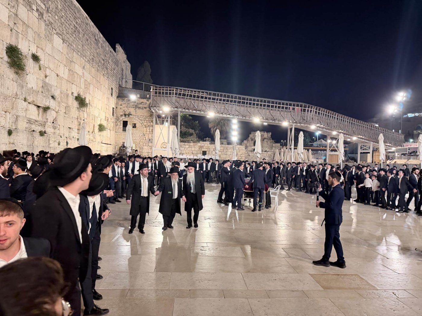 בחורי ישיבת מאור התורה בכותל