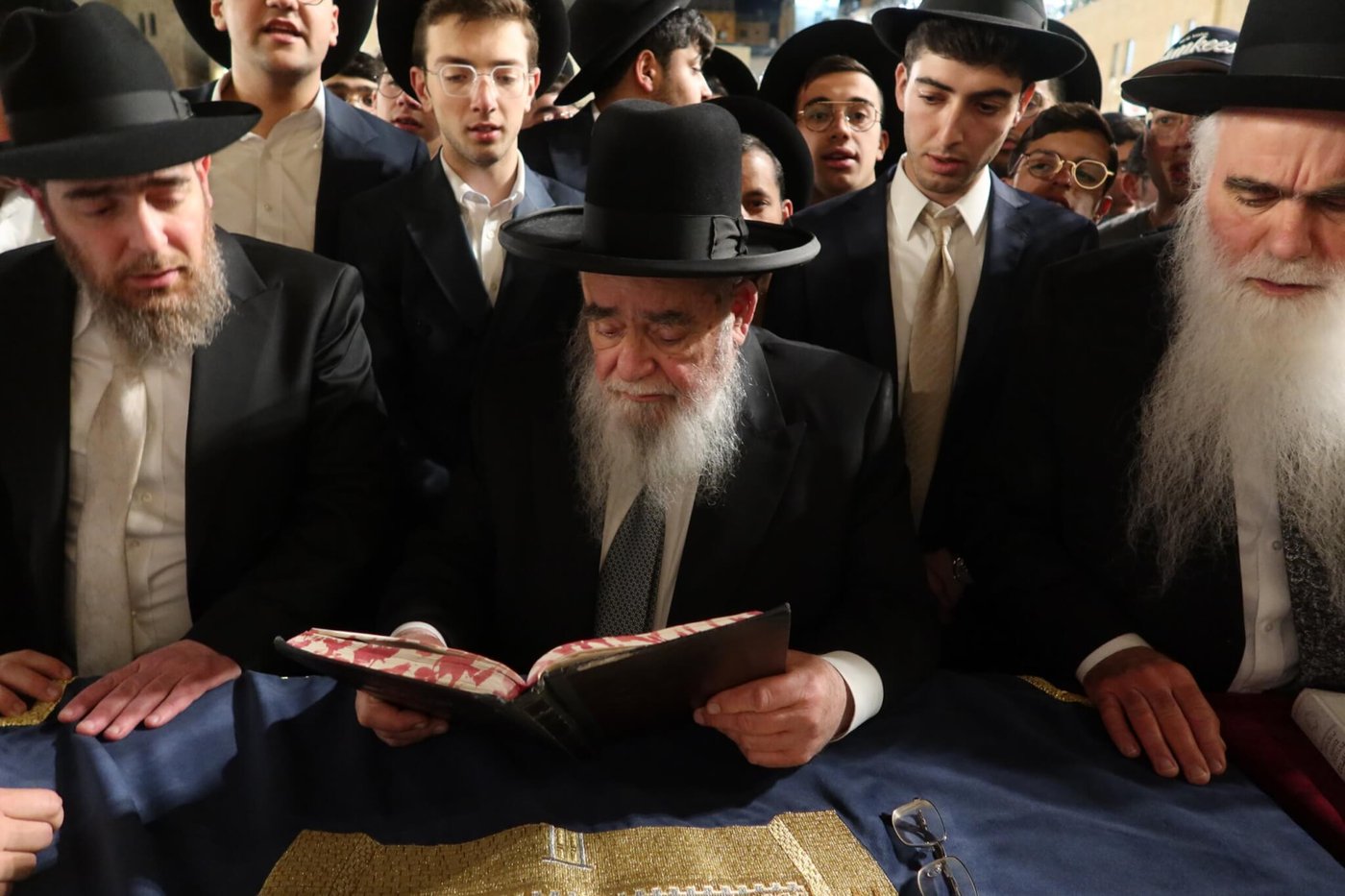 בחורי ישיבת מאור התורה בכותל