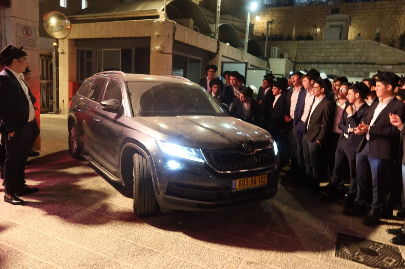 בחורי ישיבת מאור התורה בכותל
