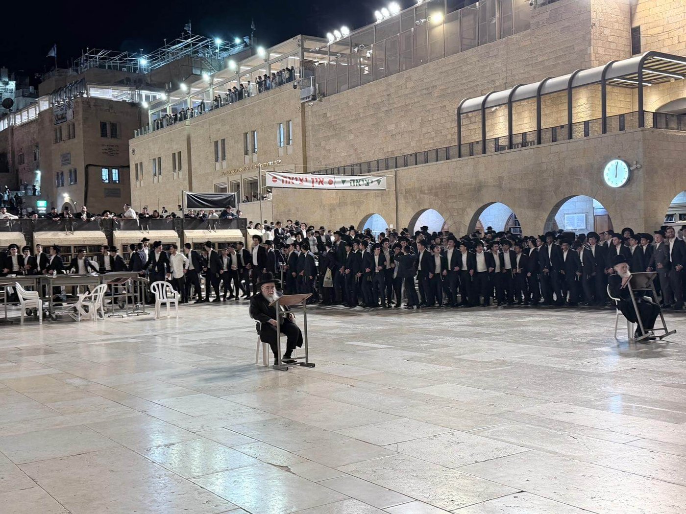 בחורי ישיבת מאור התורה בכותל