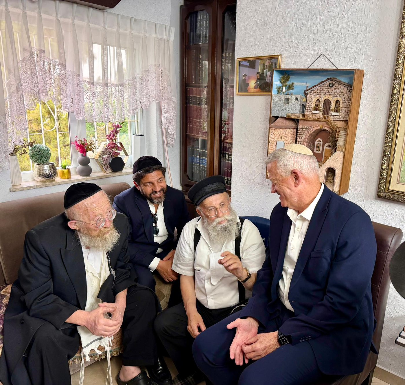 רבנים, פוליטיקאים, אנשי עסקים: גלריית מנחמים אצל העסקן החסידי