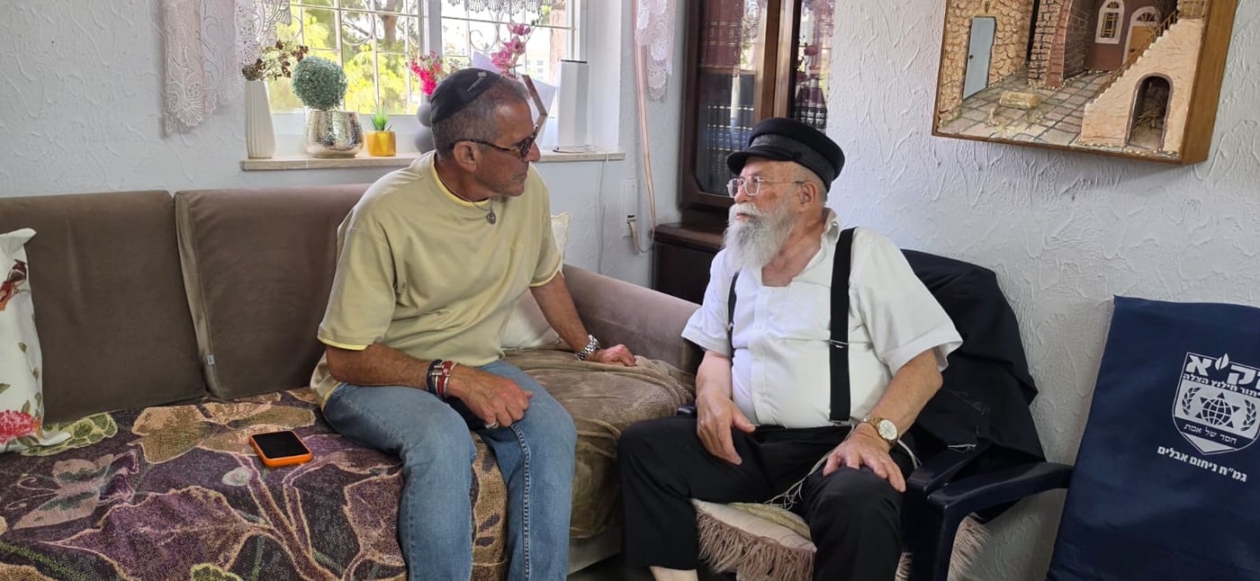 רבנים, פוליטיקאים, אנשי עסקים: גלריית מנחמים אצל העסקן החסידי