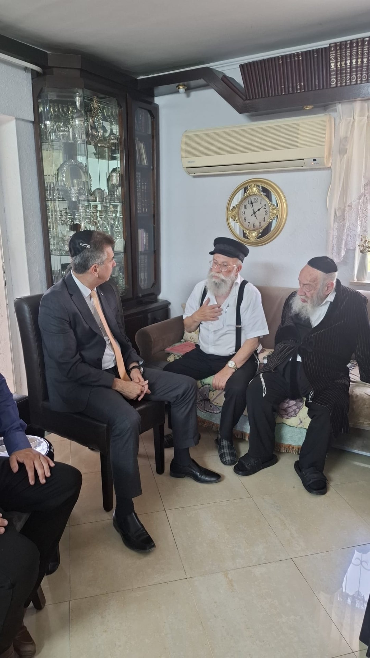 רבנים, פוליטיקאים, אנשי עסקים: גלריית מנחמים אצל העסקן החסידי